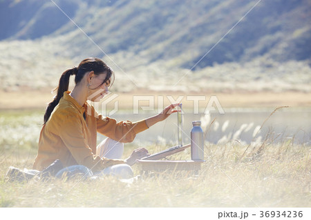 草原で仕事をする女性 36934236