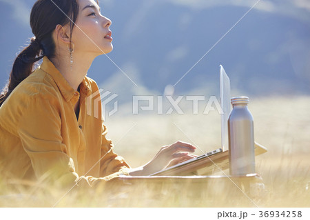 草原で仕事をする女性 36934258