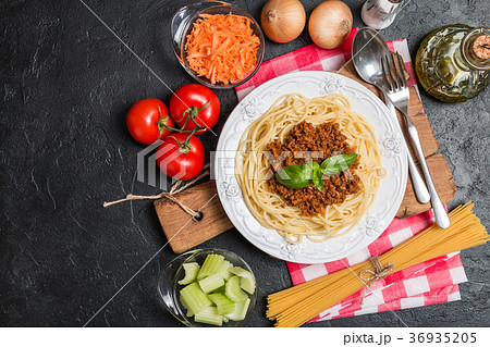 Spaghetti bolognese with ingredients 36935205