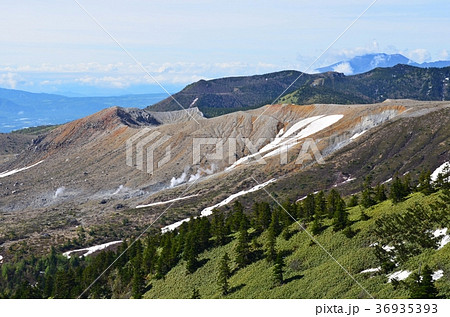 国道最高地点から見る草津白根山と初夏の芳ヶ平 36935393