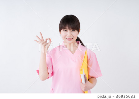 笑顔でファイルを持つ医療従事者 笑顔でファイルを持つ医療従事者 36935633