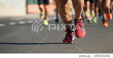 Marathon running in the light of evening Marathon running in the light of evening 36935840