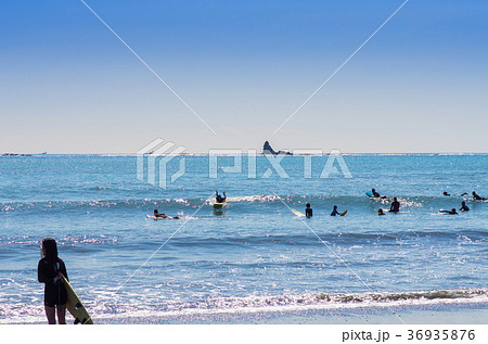 茅ヶ崎海岸 サーファーと烏帽子岩 36935876