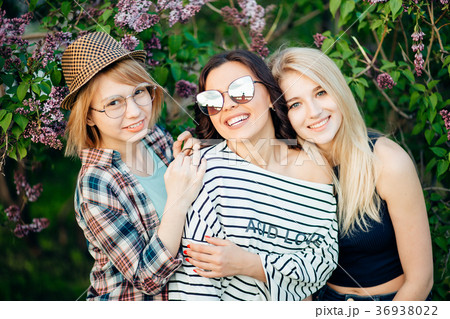 youn girl walking in the park make photo have fun 36938022