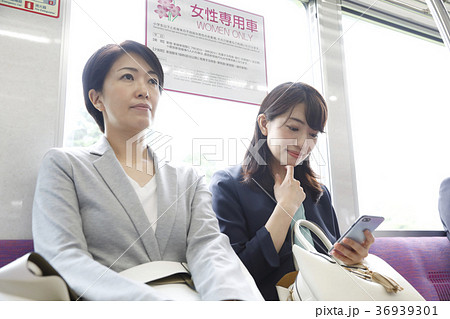 女性専用車　女性専用車両　通勤イメージ　撮影協力「京王電鉄株式会社」 36939301