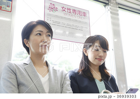 女性専用車　女性専用車両　通勤イメージ　撮影協力「京王電鉄株式会社」 36939303