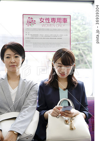 女性専用車 女性専用車両 通勤イメージ 撮影協力「京王電鉄株式会社」 女性専用車 女性専用車両 通勤イメージ 撮影協力「京王電鉄株式会社」 36939304
