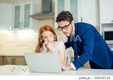 Two analysts discussing online data in front of 36939318