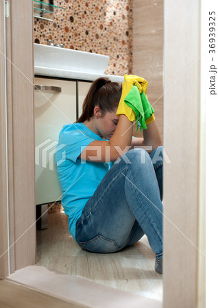 Charming woman doing cleaning Charming woman doing cleaning 36939325