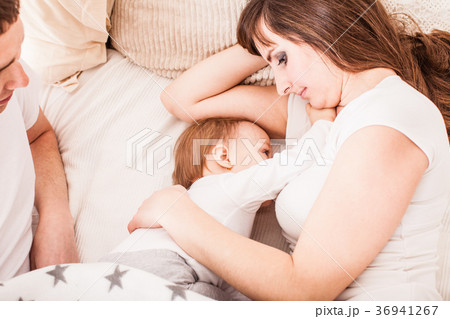 Cosleeping and breastfeeding Cosleeping and breastfeeding 36941267