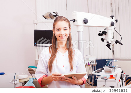 Girl assistant in the dentist's office Girl assistant in the dentist's office 36941631