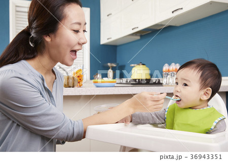 食べさせる 息子 ママ 36943351