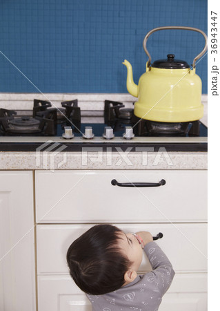 頭持ち上げる 顔をあげる 同心 36943447