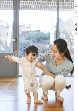 手を引く 手をにぎる ママ 36943615