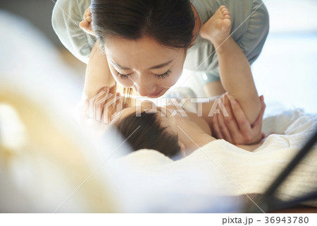母性愛 笑顔 微笑 36943780