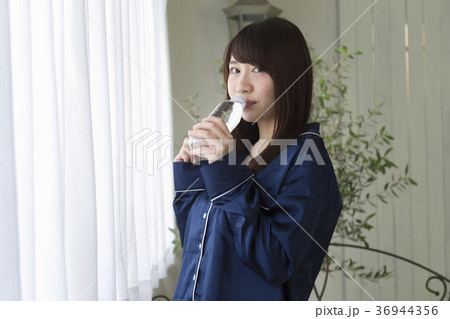朝活　水を飲む20代女性 36944356