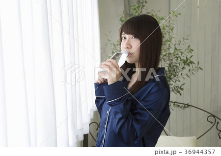 水を飲む若い女性 36944357
