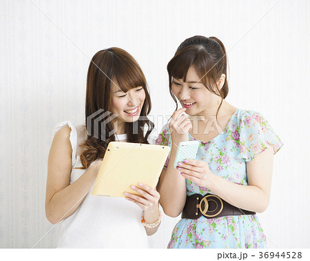 女性 若い女性 友達 女性 若い女性 友達 36944528