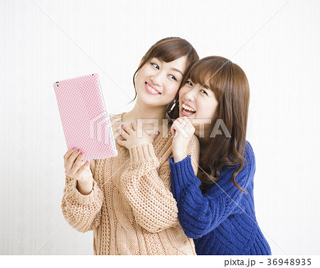 女性　若い女性　友達 36948935