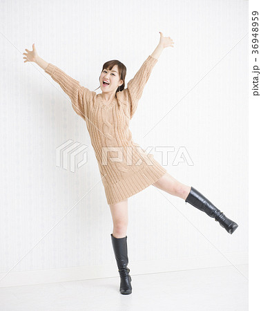 女性　若い女性 36948959