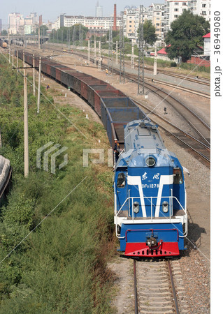 無蓋貨車を牽く東風5。2007/8/29 36949080