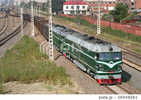 蓋貨車を牽く東風4B。2007/8/29 36949081