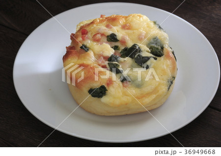 野菜とベーコンのチーズロールパン 36949668