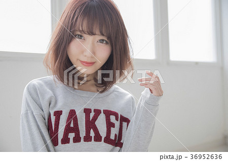 ストレート　ボブスタイル　女性 36952636