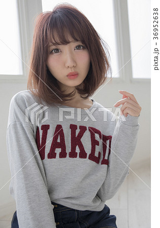 ストレート　ボブスタイル　女性 36952638