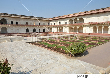 アグラ城　カース・マハルの庭園 36952889