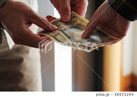 現金を渡す 現金を渡す 36953264