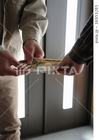 現金を渡す 36953265