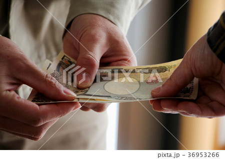現金を渡す 現金を渡す 36953266