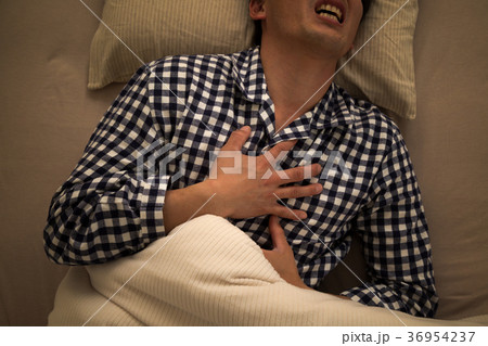 寝込む男性 寝込む男性 36954237