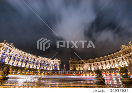 ローマ ライトアップされた共和国広場 ローマ ライトアップされた共和国広場 36957682