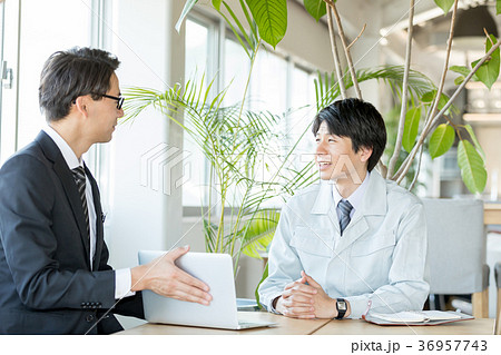ビジネスマン　打合せ　 36957743