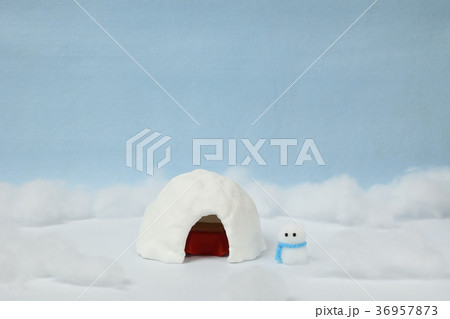 ジオラマ　紙粘土のかまくらと雪だるま 36957873