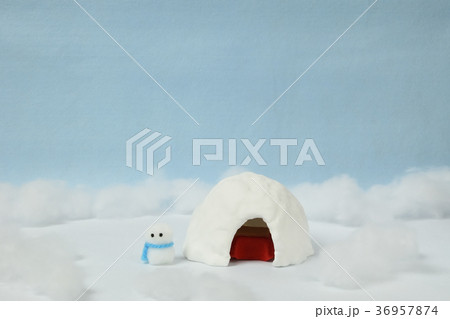 ジオラマ　紙粘土のかまくらと雪だるま 36957874