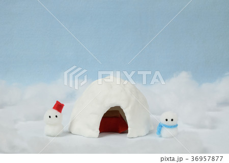 ジオラマ　紙粘土のかまくらと雪だるま 36957877