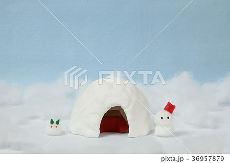 ジオラマ 紙粘土のかまくら 雪だるまと雪うさぎ ジオラマ 紙粘土のかまくら 雪だるまと雪うさぎ 36957879