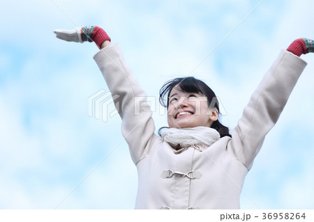 青空と女性 青空と女性 36958264