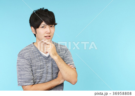 不安そうな表情の男性 36958808
