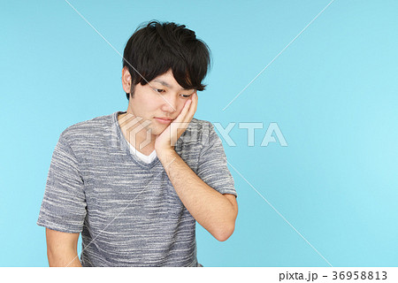 憂鬱な表情の男性 36958813