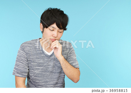 落胆する男性 36958815