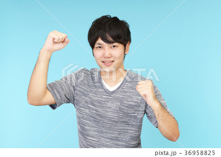 ガッツポーズの男性 ガッツポーズの男性 36958825