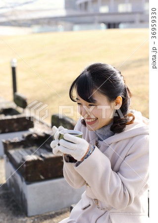 ホットドリンクを飲む女性 36959330
