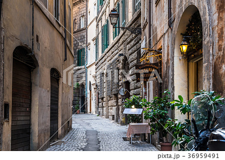 ヨーロッパの路地 イタリアの写真素材