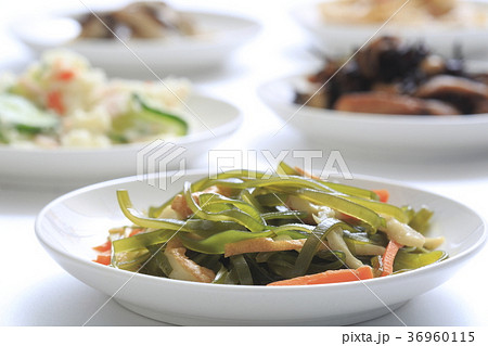 切り昆布の煮物と惣菜各種 36960115