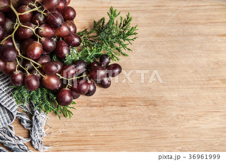 Healthy Fresh red grapes, and green leaf 36961999