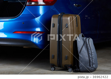 Baggage bags loading to car trunk 36962422